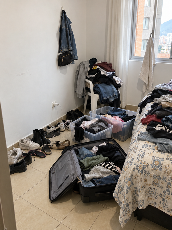 Cuarto antes, con la ropa desordenada