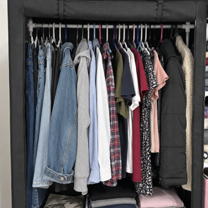Dos barras para colgar y estantes al centro: 1,30 m de ancho solo para tu ropa.